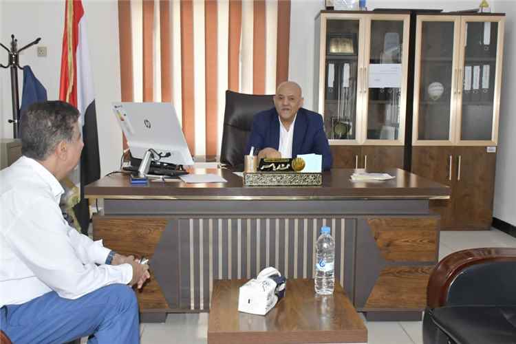 محافظ تعز يشدد على اتخاذ إجراءات قانونية بحق المتلاعبين بأسعار الصرف