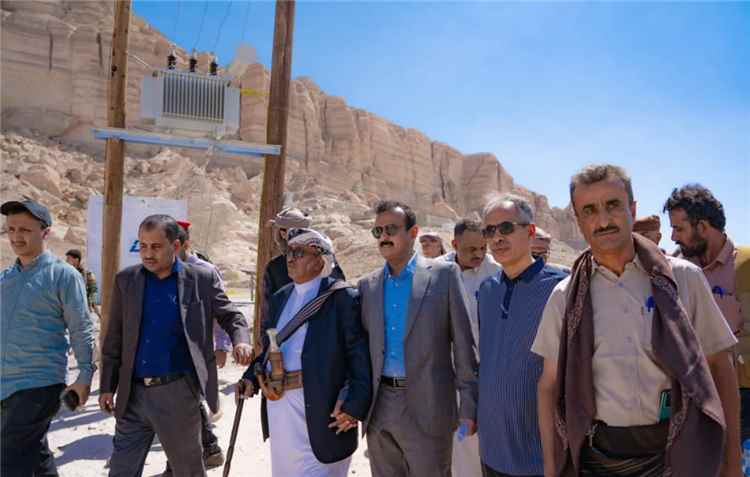 محافظ شبوة يفتتح مشروع مياه ويناقش تعزيز قدرات الحقول ويطلع على اوضاع العملية التعليمية