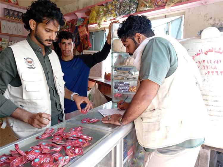 ضبط سلع منتهية الصلاحية في حملات رقابية بأسواق المكلا