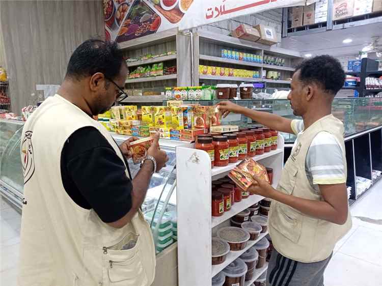 فريق الرقابة لمكتب الصناعة والتجارة بساحل حضرموت يواصل النزولات الميدانية ويضبط مواد منتهية الصلاحية في منطقة  المساكن وفوه القديمة