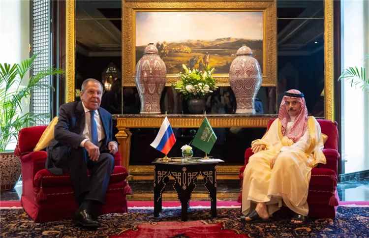 تحركات سعودية روسية لاحتواء تصعيد اليمن وتأمين هرمز وباب المندب