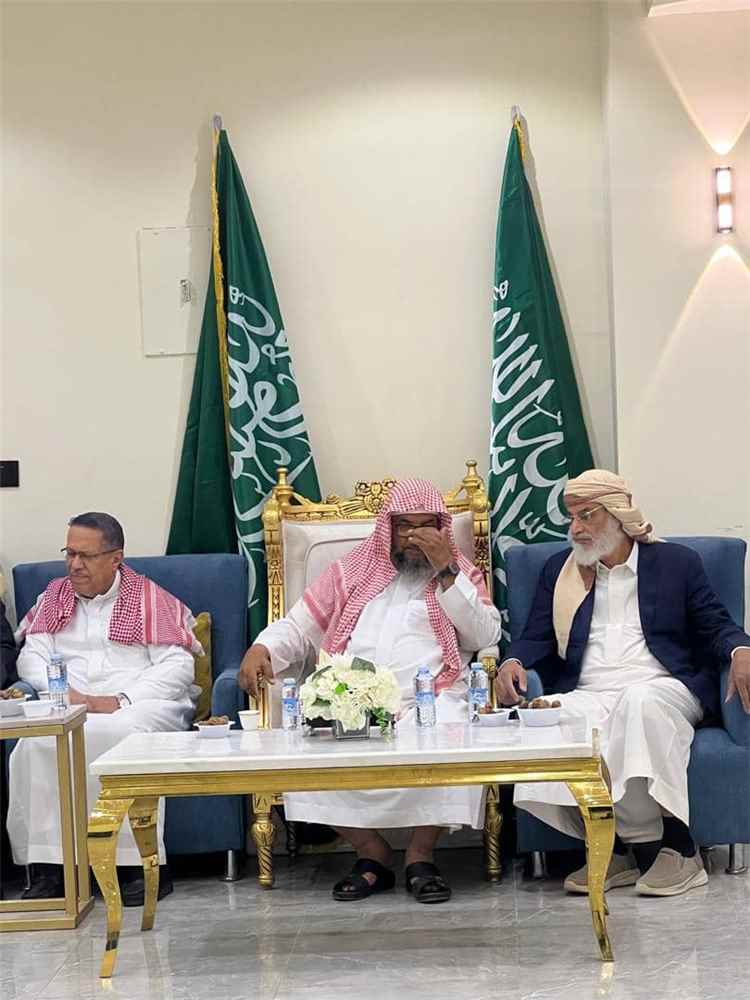 رئيس حلف قبائل اليمن يشارك في تقديم العزاء في الشهيد القائد أحمد بحيبح المرادي بالرياض