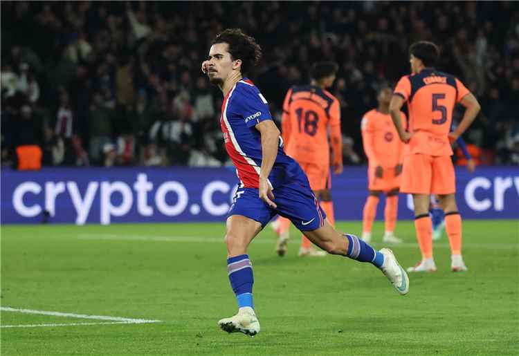 «دوري أبطال أوروبا» باريس سان جيرمان يذيق برشلونة أول خسارة هذا الموسم