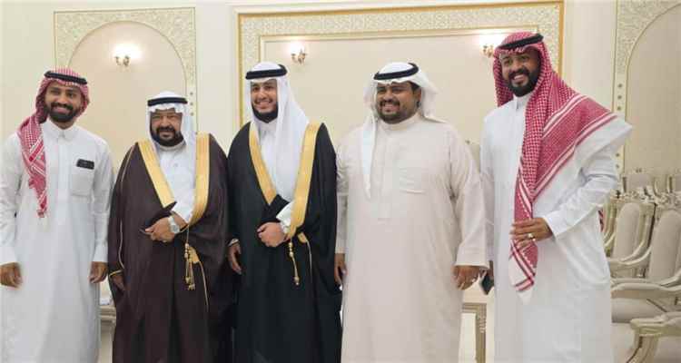 الشيخ محمد لحنف السليماني يهنئ الشيخ أبوبكر القنع المطهافي بمناسبة زواج ولده