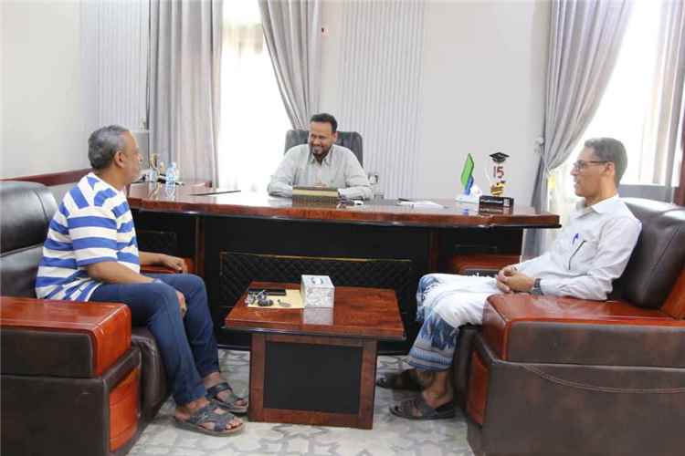 مدير تربية ساحل حضرموت يشيد بدعم فرع شركة النفط اليمنية بالساحل لدائرة الصحة المدرسية بالمحافظة