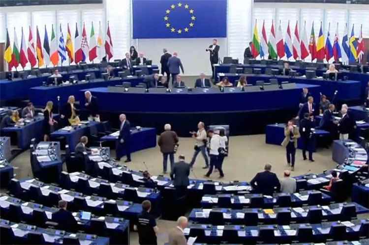 عقب مباحثاته في بروكسل.. وزير حقوق الإنسان يرحّب بدعوة البرلمان الأوروبي إلى تصنيف مليشيات الحوثي منظمة إرهابية