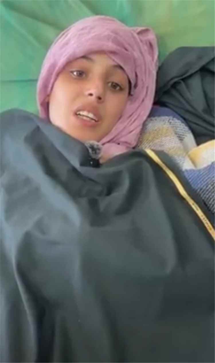قناص حوثي يحاصر أمًّا لطفلتين داخل منزلها يومين في صبر ويصيبها بالرصاص - فيديو