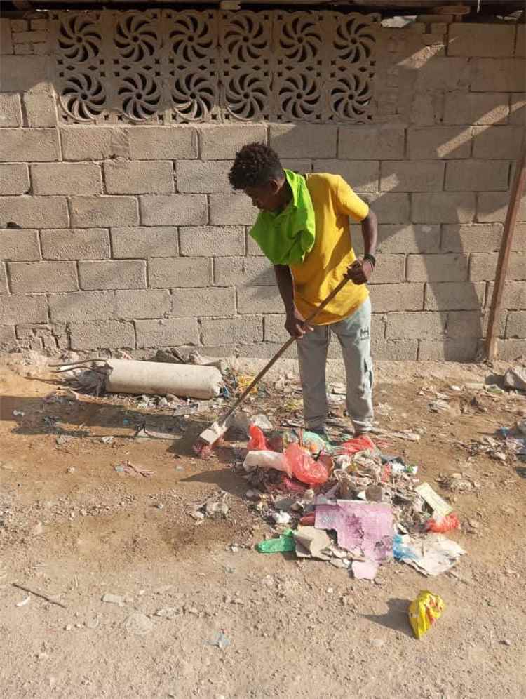 ضمن خططه الميدانية لتحسين المظهر العام.. مشروع نظافة المكلا ينفذ حملة نظافة مكثفة في حافة باسويد بمنطقة الديس