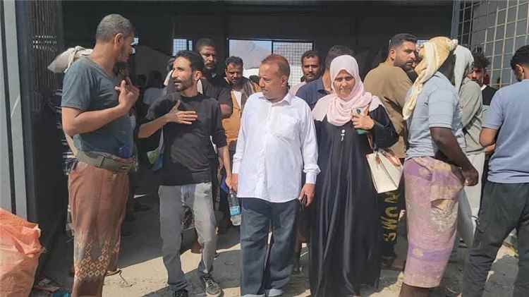 مير عام البريقة يوجه بإدخال الباعة في المحلات العشوائية والمتجولين إلى السوق المركزي الجديد