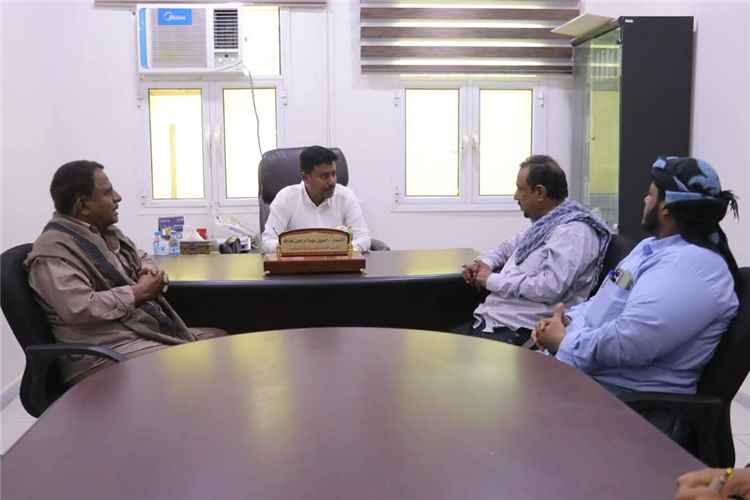 مدير عام الشحر يناقش مع رئيس مؤتمر حضرموت الجامع بالمديرية الأوضاع العامة