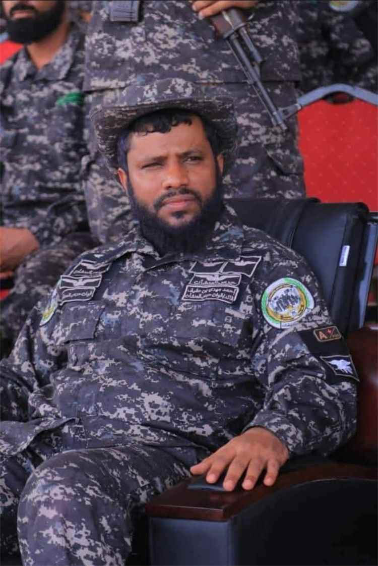 العميد أحمد بن عفيف يعزّي أسر شهداء الهجوم الصاروخي على معسكر العلم بمحافظة شبوة