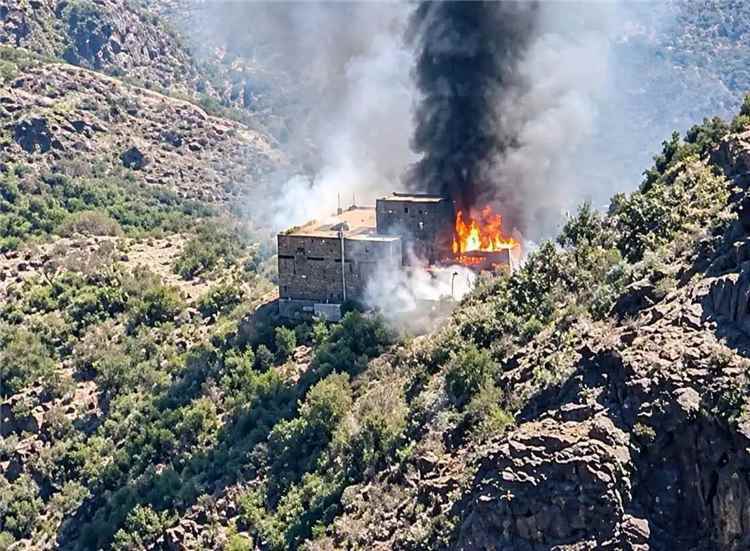 جريمة جديدة ضد المدنيين .. قصف حوثي يدمر منزلاً سكنياً ومعارك ضارية تشتعل في الجبهات
