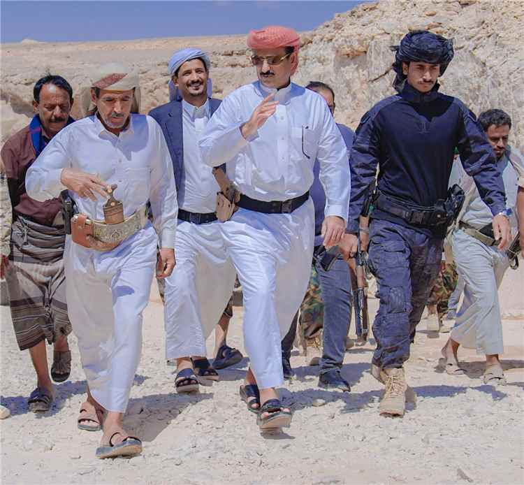 محافظ شبوة يشيد بمستوى الإنجاز في مشروع تأهيل عقبة خفعة ويوجه بتسريع استكماله