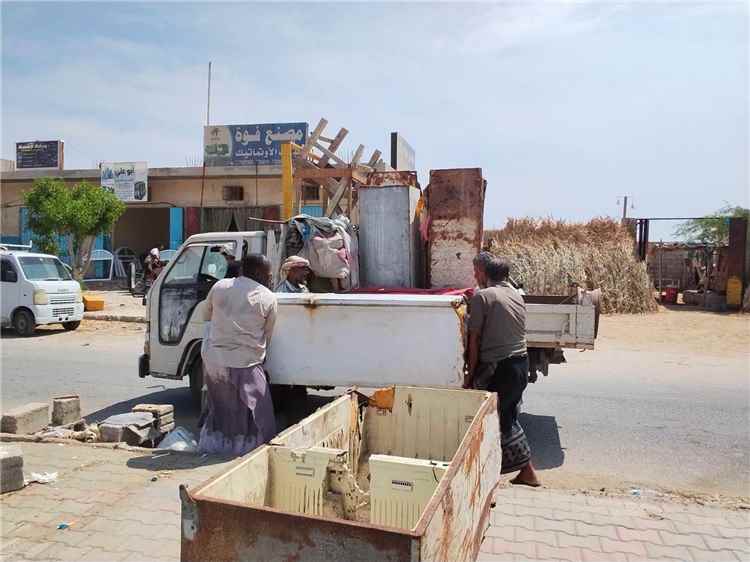 حملة لإزالة البسطات من الشوارع والتقاطعات في أحياء فوه بالمكلا