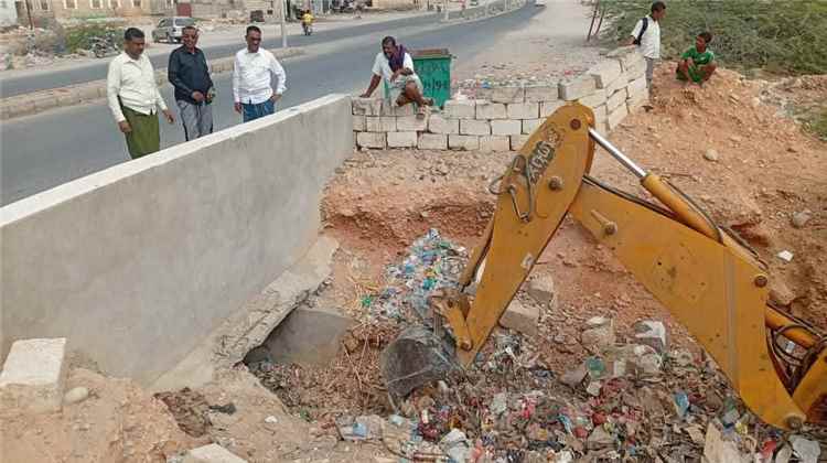 جوبان يقود نزولاً ميدانياً لتفقد مجاري السيول ويجتمع بلجنة الطوارئ
