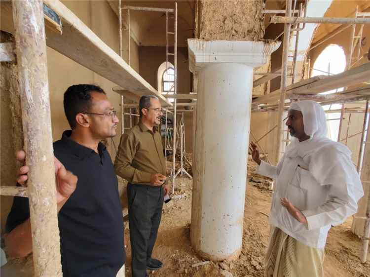 المدير العام للهيئة العامة للآثار والمتاحف «بوادي وصحراء حضرموت» يتفقد أعمال الترميم والصيانة بمسجد المحضار التاريخي في تريم