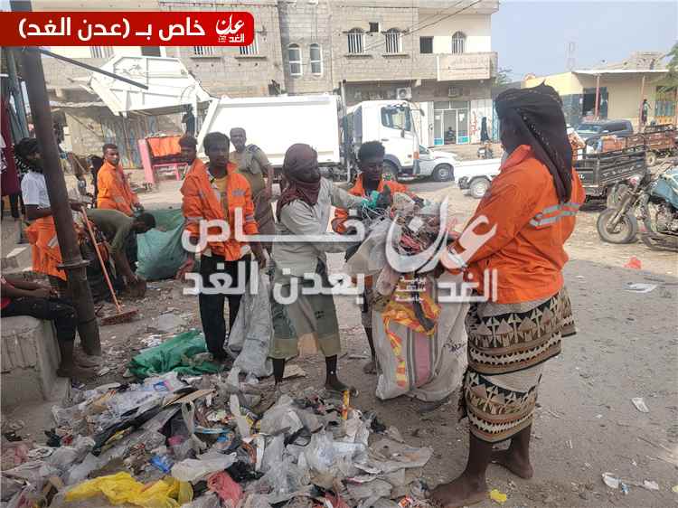 صندوق النظافة بأحور ينفذ حملة نظافة في الشارع العام وسوق النساء