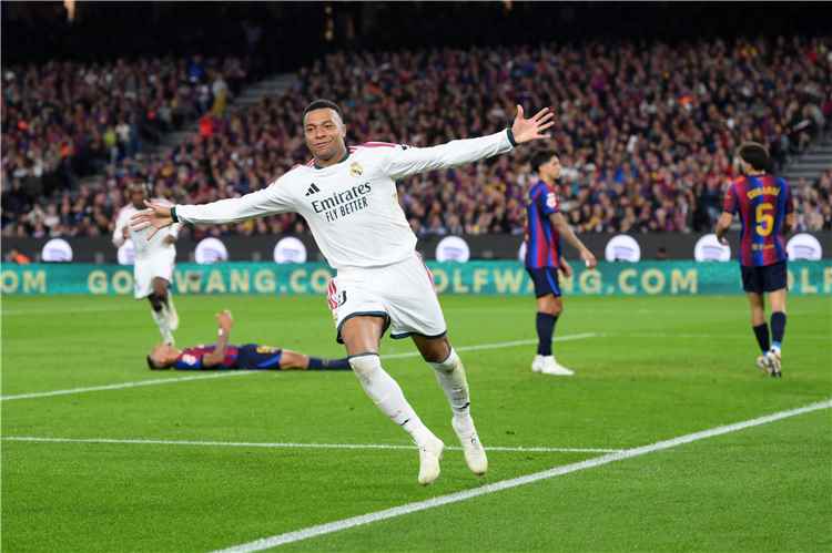 ريال مدريد يحسم الكلاسيكو بثنائية مبابي ويوقف سلسلة انتصارات برشلونة بالدوري الاسباني