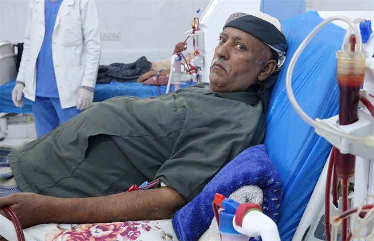 حصار الحوثيين يخنق مستشفيات تعز.. أكثر من 1400 مريض وطفل يواجهون خطر الموت