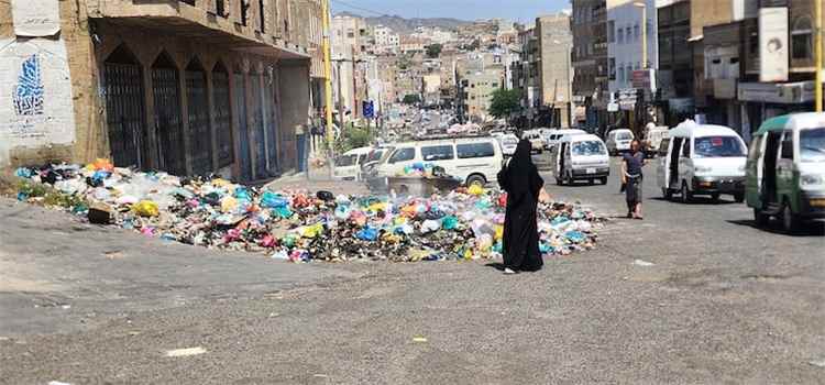 تعز على شفا كارثة بيئية.. حصار الحوثيين يوقف النظافة وينذر بتفشي الأوبئة