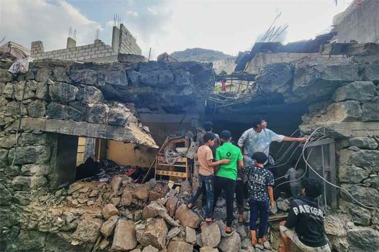 ساعات عبور متقطعة وأسعار غير منطقية.. كيف حوّل إغلاق الطرق تعز إلى سجن معيشي مغلق؟