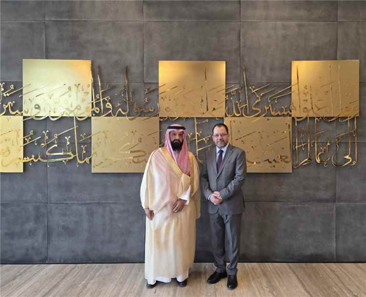 وزير الكهرباء عدنان الكاف ومساعد وزير الطاقة السعودي يبحثان تعزيز الربط الكهربائي والتحول للطاقة النظيفة