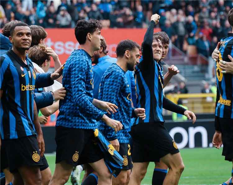 إنتر ميلان يقلب النتيجة على فيورنتينا ويستعيد صدارة الدوري الإيطالي