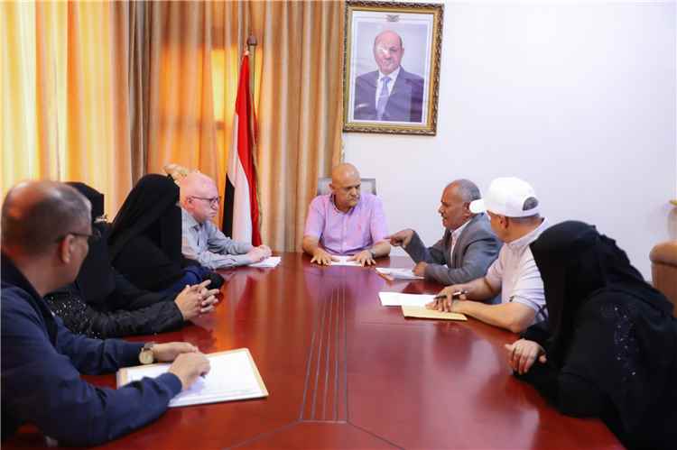 محافظ تعز يناقش خطة طوارئ لضمان استمرارية التعليم عن بُعد للطلاب في المدينة والريف