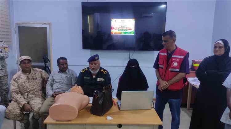 تنفيذًا لتوجيهات رئيس مجلس الوزراء.. الهلال الأحمر اليمني – فرع عدن يدشّن دورة تدريبية في الإسعافات الأولية لمنتسبي وزارة الدفاع