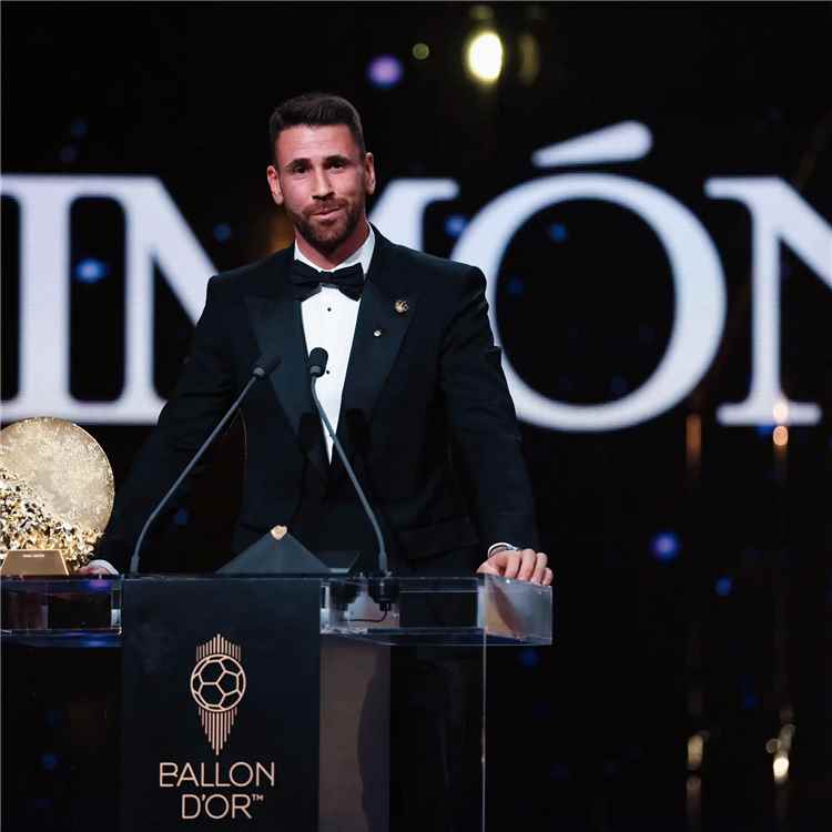 «حفل جائزة الكرة الذهبية» أوناي سيمون أفضل حارس مرمى في العالم لعام 2026م