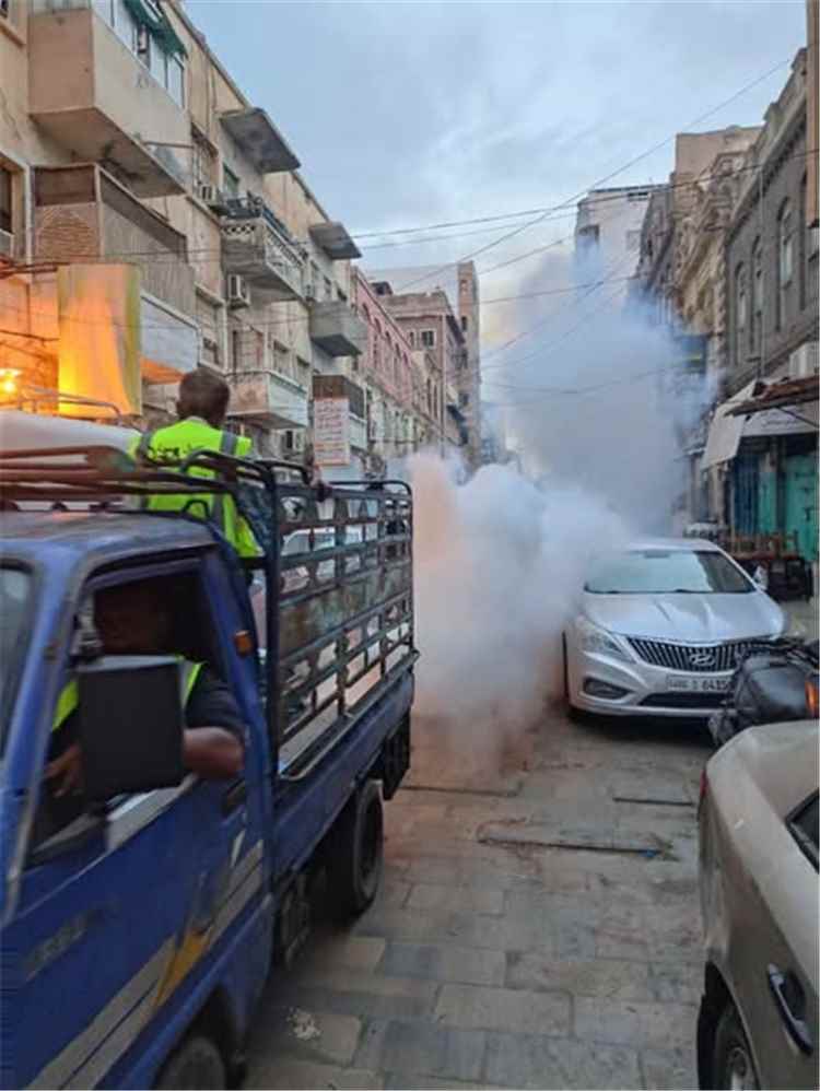 تواصل حملة الرش الضبابي والرذاذي في عدد من احياء مديرية صيرة