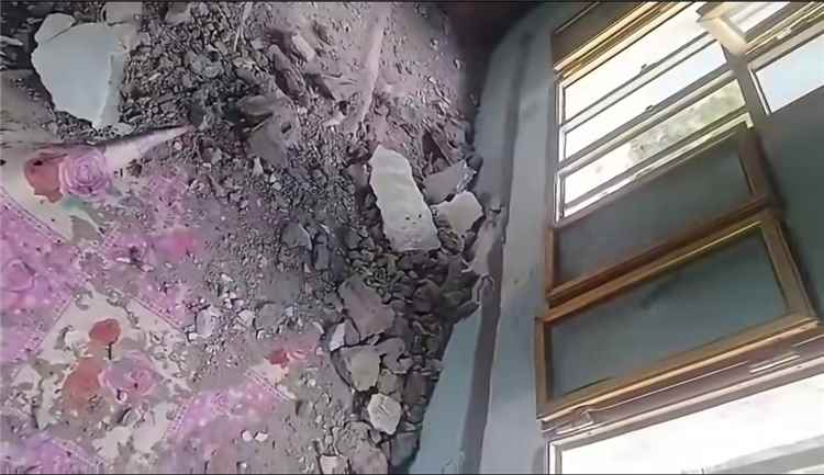 الحوثيون يقصفون منزل شاب قبل أيام من زفافه في تعز