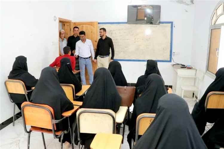 قيادة السلطة المحلية ومكتب الصحة بالشحر تزوران المعهد العالي للعلوم الصحية وتشيدان بمستوى الإنجاز الأكاديمي