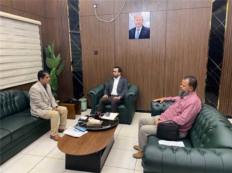 وزير الخدمة المدنية والتأمينات يلتقي مدير عام تربية أبين ويناقش معه الأوضاع الوظيفية لمعلمين أبين