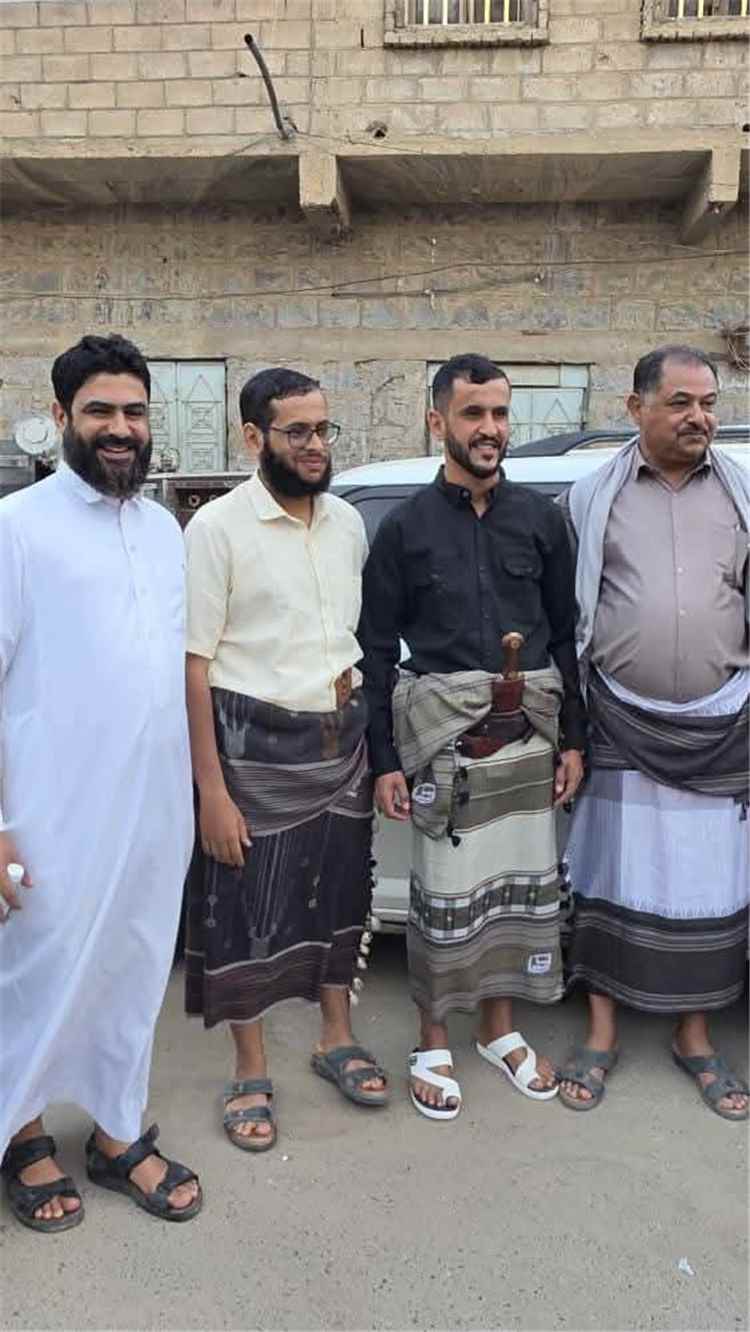 الشيخ صالح العزاني يهنئ الاستاذ جهاد حفيظ بمناسبة عقد قران نجله حكيم