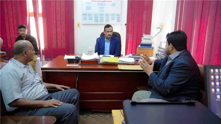 المحافظ بن الوزير يطلع على آليات تنفيذ المسح الزراعي (من باب المزرعة) بشبوة