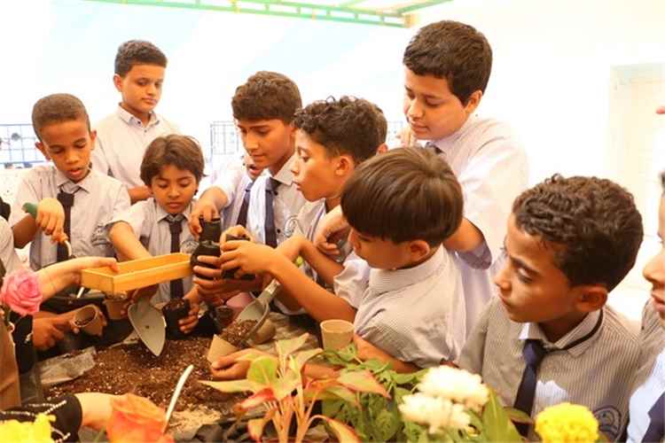 دورة "صغارنا يزرعون" تنفذها "أرض السلام" لتعزيز ثقافة الزراعة المنزلية والوعي البيئي لدى أطفال سيئون