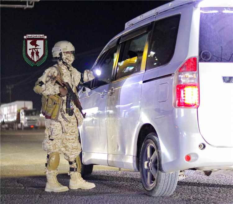 بتنسيق عملياتي مشترك.. اللواء الأول دفاع شبوة ينفذ انتشاراً أمنياً لتعزيز الأمن والاستقرار في عتق