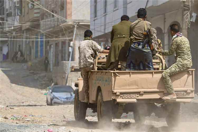 القوات المسلحة والمقاومة تسحق هجوماً حوثياً وتكبّد المليشيا خسائر فادحة جنوب تعز