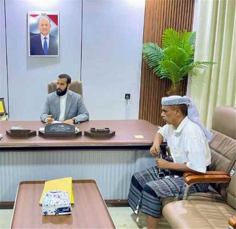 محافظ أبين يلتقي مدير عام الوضيع ويشهد توقيع عقد تنفيذ مشروع مياه الحاطبة ومشروع الطاقة الشمسية لمياه الفرع
