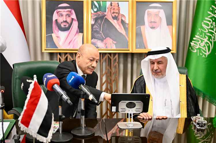 العليمي: مشاريع إنسانية وتنموية جديدة تشمل جميع المحافظات اليمنية.. وتعز المحاصرة في المقدمة