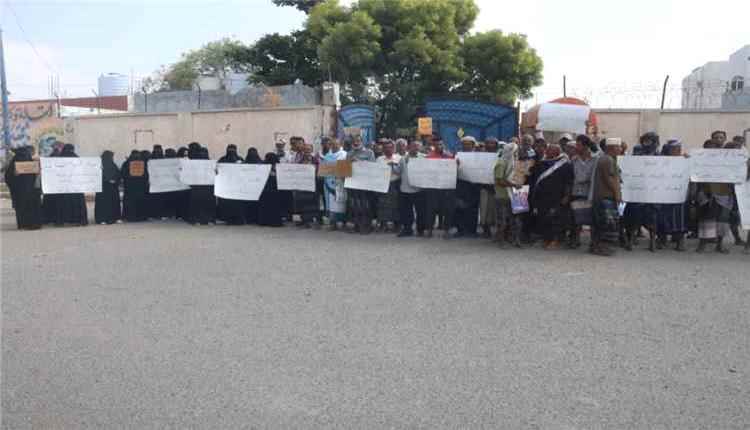 تربويون ينفذون وقفة احتجاجية في لحج رفضًا لإيقاف سبعة من زملائهم