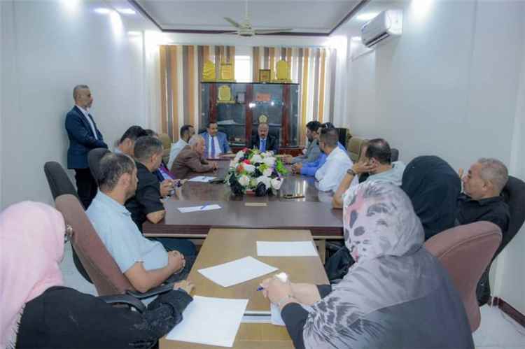 وزير النقل يتفقد سير العمل بهيئة النقل البري في عدن ويشدد على رفع كفاءة الخدمات