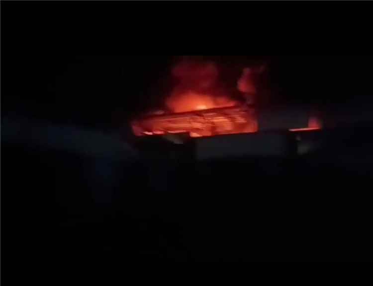 حريق في مصنع للطلاء غربي تعز إثر سقوط صاروخ فشلت المليشيات الحوثية في إطلاقه