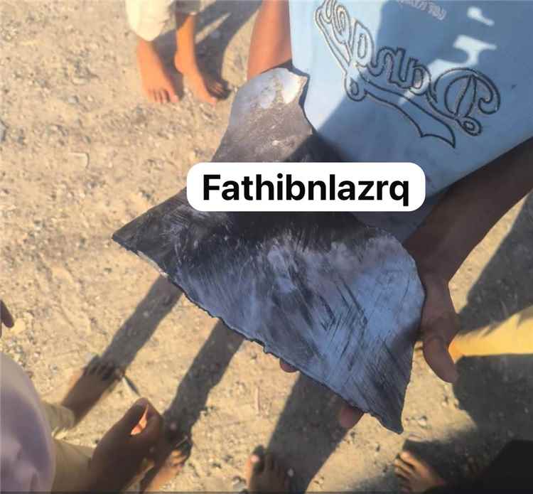 عدن الغد تحصل على صورة حصرية لبقايا صاروخ قصف مطار عدن.. ومعلومات تشير إلى أنه من طراز فجر 5 الإيراني الموجّه