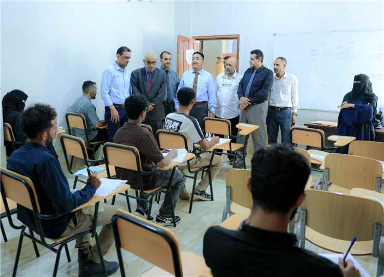 بمشاركة أكثر من 370 طالباً وباحثاً.. القائم بأعمال رئيس جامعة عدن يطّلع على امتحانات "التعليم عن بُعد"