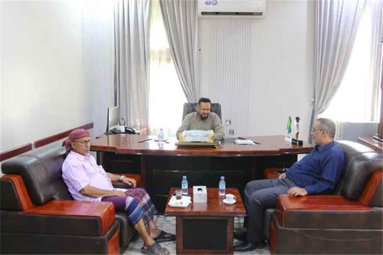 مدير تربية ساحل حضرموت يلتقي وفداً من جامعة العرب برئاسة رئيس مجلس الأمناء