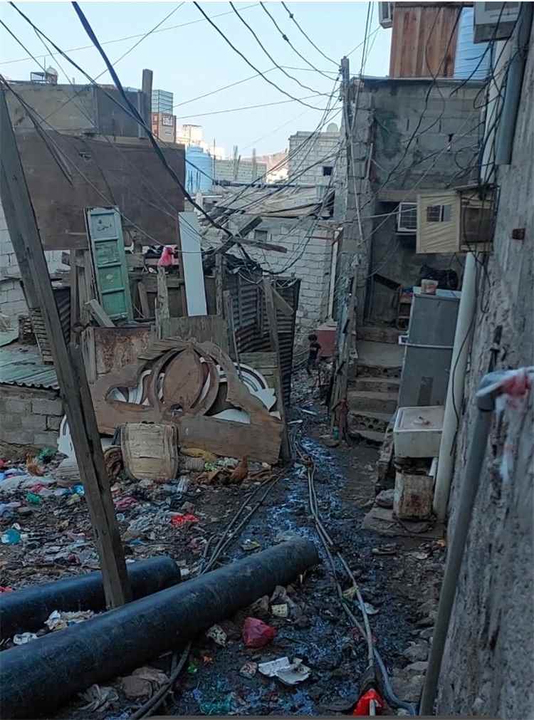 أهالي الخساف خلف عمارة باديب يشتكون طفح المجاري ويناشدون مأمور صيرة ومدير المياه
