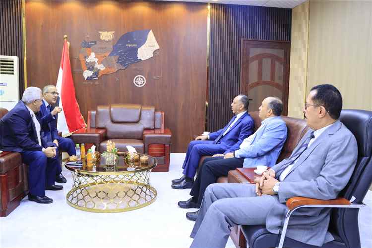 وزيرا الصناعة والتجارة والصحة والسكان يناقشان تعزيز التنسيق بشأن أسعار الأدوية والتراخيص والوكالات التجارية