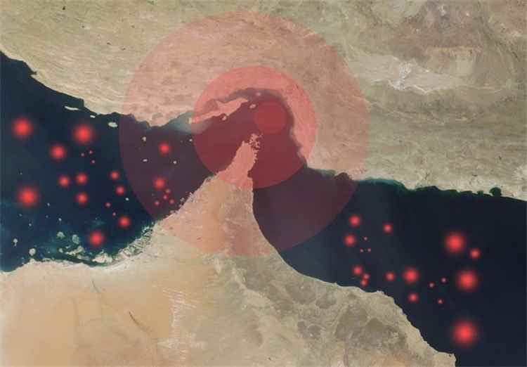 سفينة تحترق قرب خصب ومصير طاقمها مجهول
